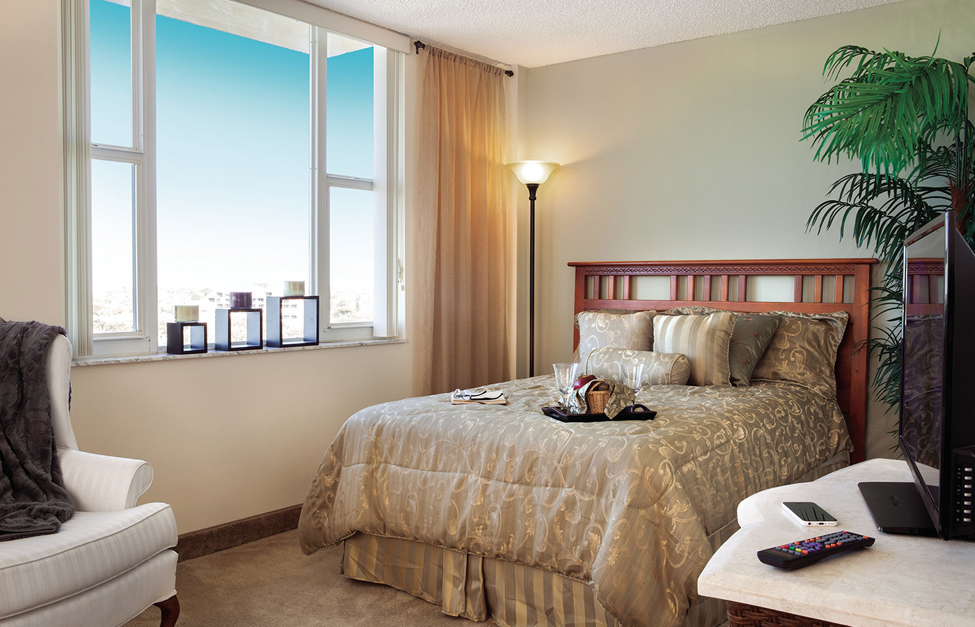 Bedroom with a big and bright window 