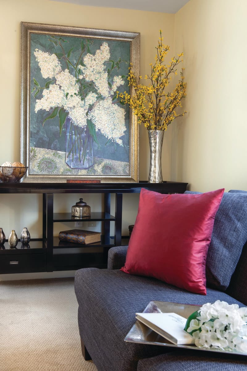 We'll help you select the apartment that’s perfect for you. From spacious floor plans to your choice of view, professionals are ready to help you customize your apartment.