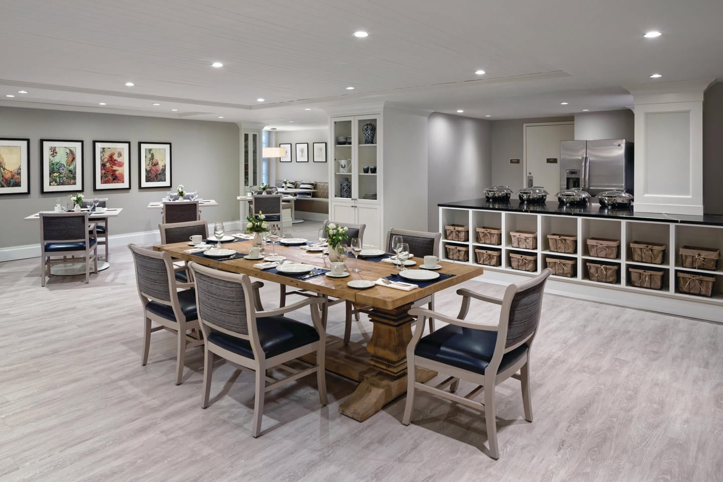 Memory Care Photo Gallery - A communal dining space ideal for Memory Care residents and their loved ones to enjoy a quiet meal during visits