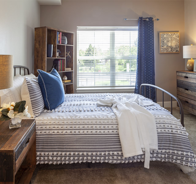 Short-stay Room Bright bedroom with twin bed and large window