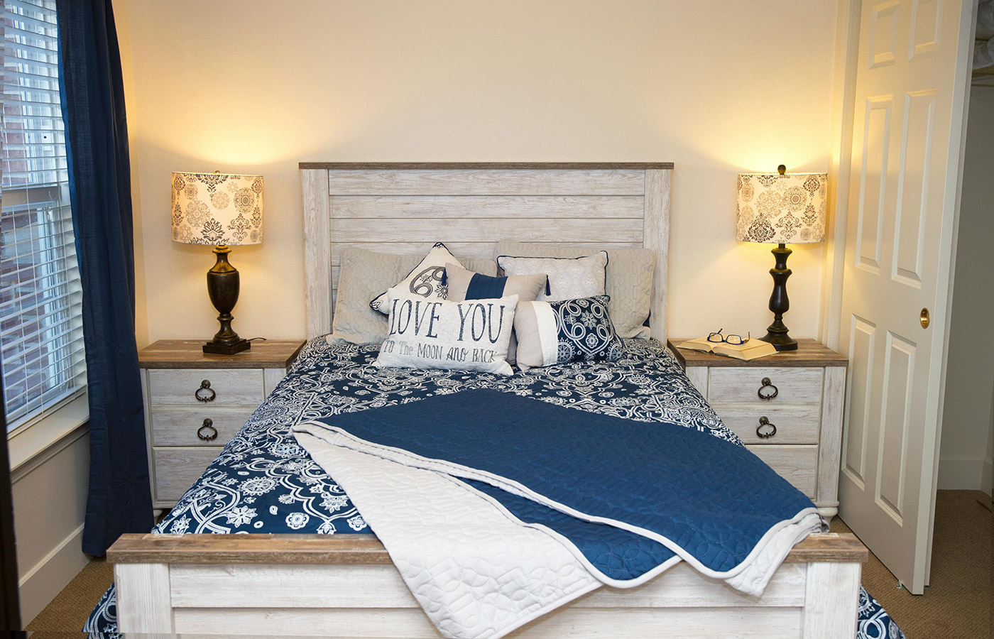 Studio Bedroom A studio bedroom with 2 night lamp and blue beddings